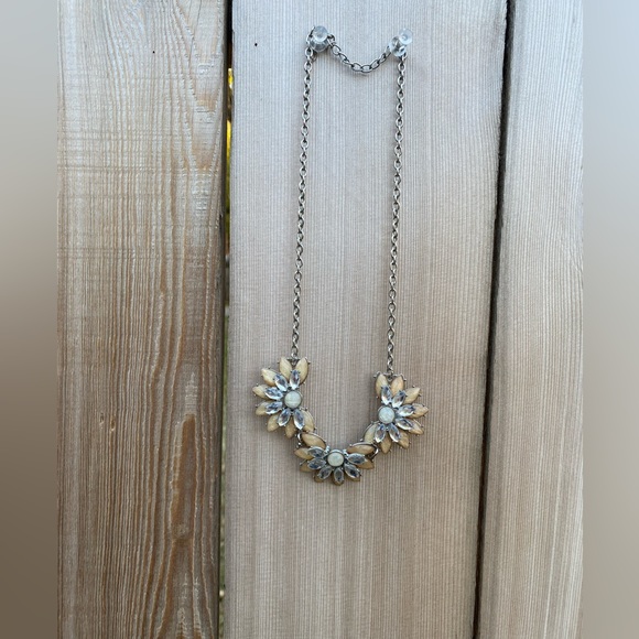 Vintage Rhinestone White Peach Flower Cluster Bib Statement Necklace - Picture 3 of 6